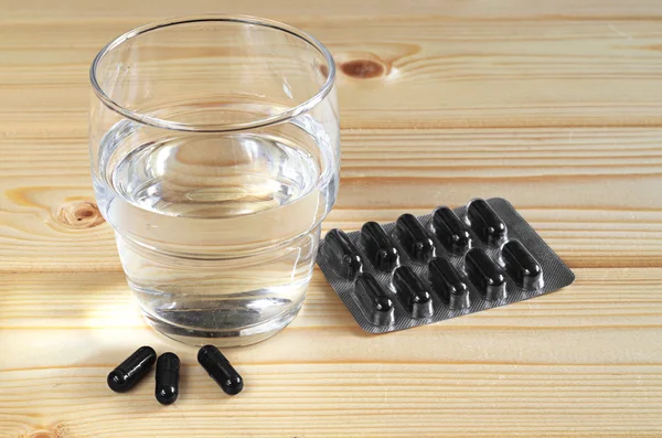 Activated charcoal and water — Stock Photo, Image