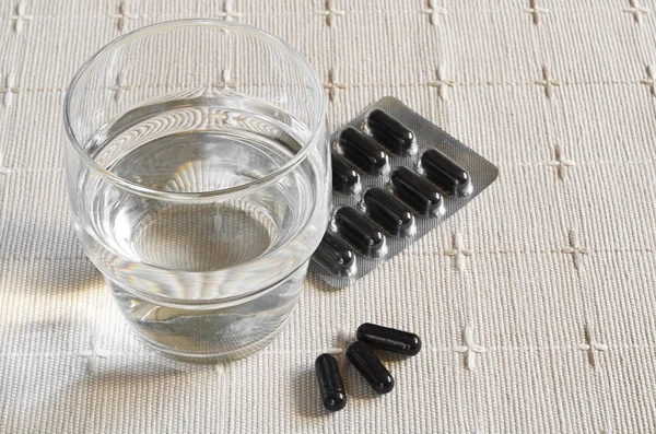 Capsules with activated charcoal — Stock Photo, Image