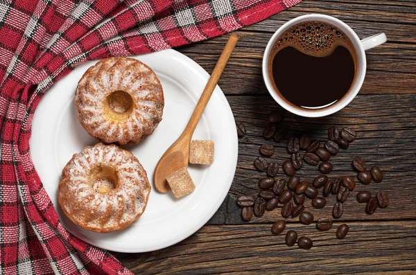 Två cupcakes och kaffe — Stockfoto