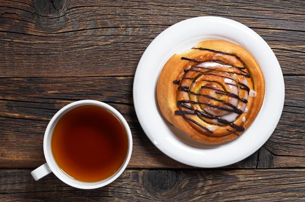 Brötchen und Tee — Stockfoto