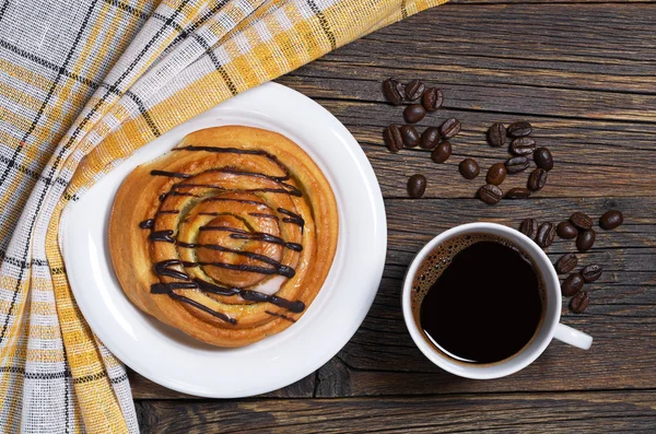 Coffee and bun — Stock Photo, Image