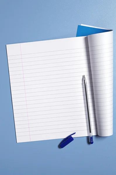 学校のノートとペン — ストック写真
