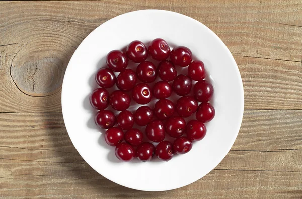 Cereza en plato — Foto de Stock