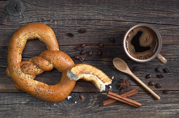 Çubuk kraker ile kahve fincanı 