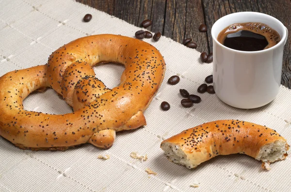 Taza de café con pretzels —  Fotos de Stock