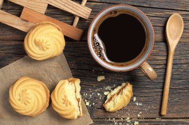 Çerezler ile kahve fincanı