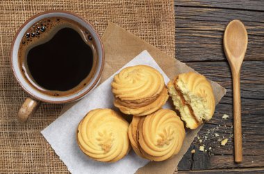 Çerezler ile kahve fincanı