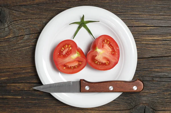 Tomates em fatias e faca — Fotografia de Stock