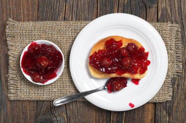 Ekmek ile kiraz reçeli