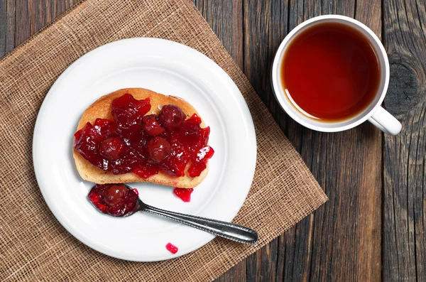 Tea and cherry jam with bread — Stock Photo, Image