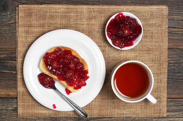 Tea and cherry jam with bread — Stock Photo, Image