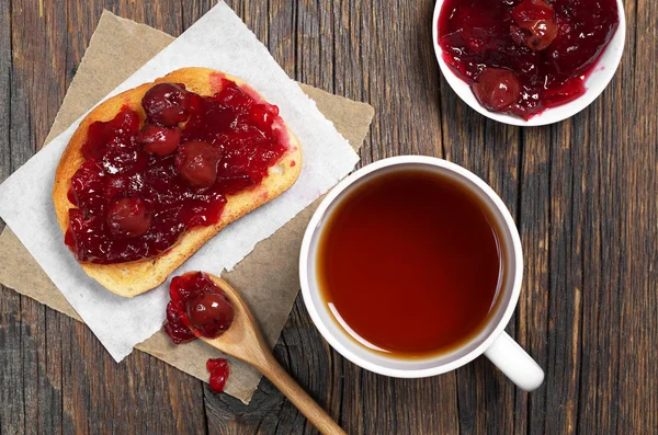 Kiraz reçeli ve çay tost — Stok fotoğraf