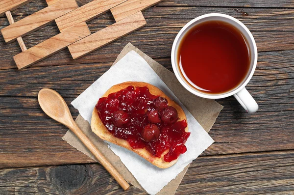 Thee en cherry jam met brood — Stockfoto