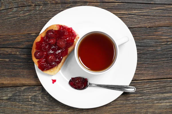 Toast mit Kirschmarmelade und Tee — Stockfoto