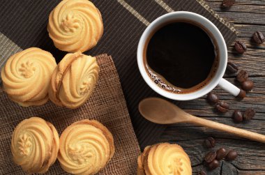 Çerezler ile kahve fincanı