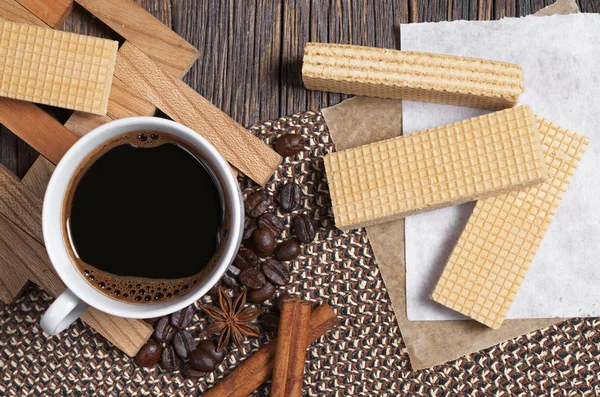 Süße Waffeln und Kaffee — Stockfoto