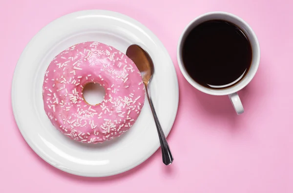 Розовый пончик с кофе — стоковое фото