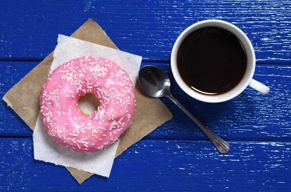 Rosa donut med kaffe — Stockfoto