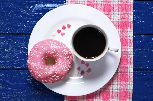 Donut rosa com café — Fotografia de Stock