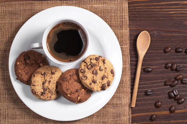 Prato com café e biscoitos — Fotografia de Stock