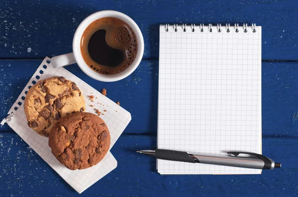 Poznámkový blok, šálek kávy a soubory cookie — Stock fotografie