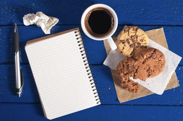 Bloc-notes, tasse à café et biscuits — Photo