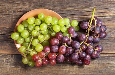 yeşil ve kırmızı üzümler 