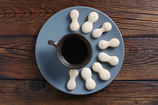 Kleine Suikerkoekjes Kopje Koffie Een Bord Tafel Bovenaanzicht — Stockfoto