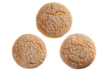 Beyaz arkaplanda izole edilmiş şekerli kurabiyeler, üst görünüm