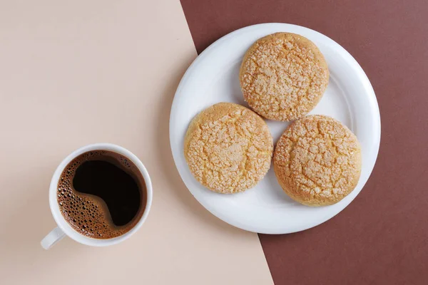 Tonluk Arka Planda Şekerli Kurabiyeler Bir Fincan Kahve — Stok fotoğraf