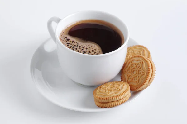 Kopje Koffie Koekjes Met Room Vulling Witte Achtergrond — Stockfoto