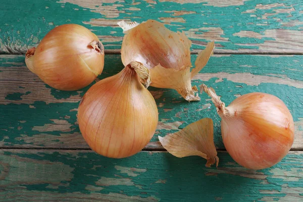 Fresh Raw Onions Old Green Wooden Table Close — Stock Photo, Image