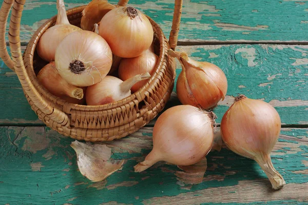 Onions Wicker Basket Next Old Green Wooden Background — Stock Photo, Image