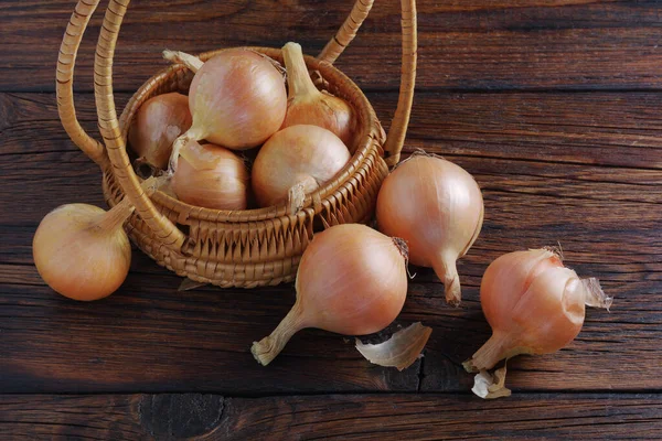 Fresh Raw Onions Wicker Basket Next Wooden Background — Stock Photo, Image