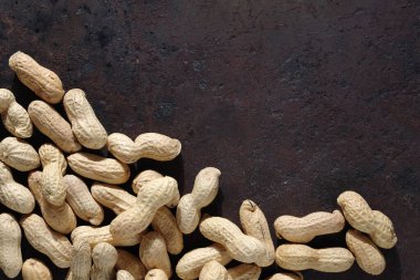 Grunge metal arka planda yer fıstığı yığını, fotokopi alanı ile üst görünüm