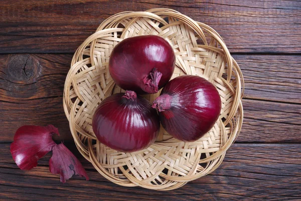 Red Onions Wicker Plate Wooden Table Top View — Stock Photo, Image