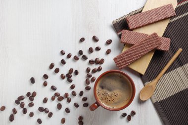 Çikolatalı gofretler ve bir fincan kahve, fotokopi alanı olan üst manzara.