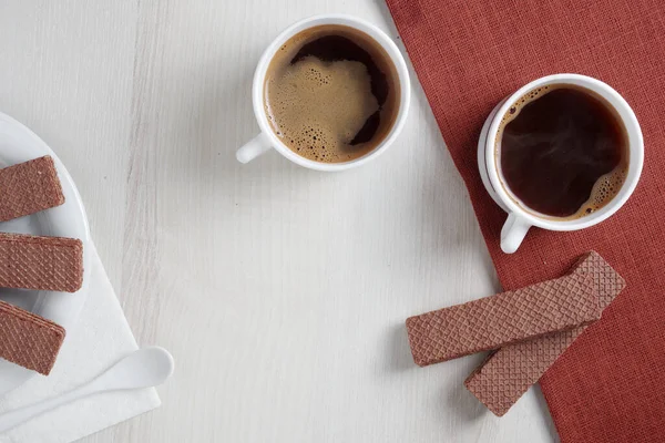 Choklad Rån Med Fyllning Och Två Kopp Kaffe Till Frukost — Stockfoto