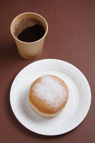 Taça Café Takeaway Donut Uma Placa Papel Fundo Marrom — Fotografia de Stock