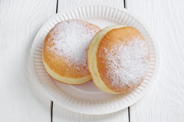 Berliner Pączki Jednorazowym Talerzu Białym Drewnianym Stole Jedzenie Wynos — Zdjęcie stockowe