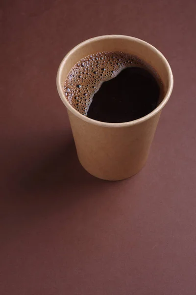 コーヒーの段ボール使い捨てカップコピースペースと茶色の背景 — ストック写真