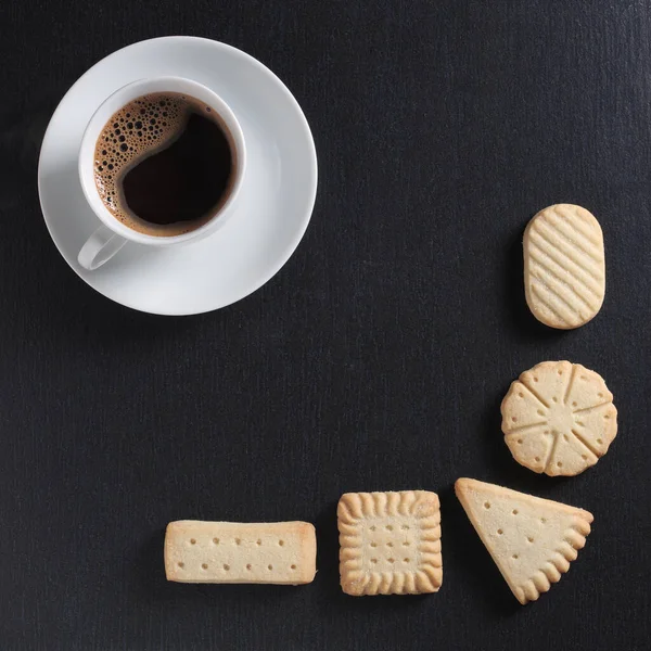 Verschiedene Shortbread Kekse Und Tasse Kaffee Auf Schwarzem Steinhintergrund Ansicht — Stockfoto
