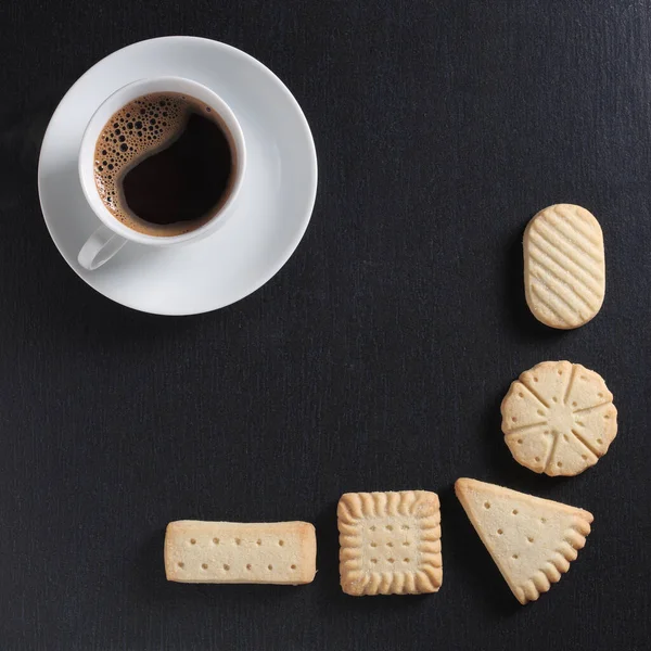 Diverse Shortbread Koekjes Kopje Koffie Zwarte Stenen Achtergrond Bovenaanzicht — Stockfoto