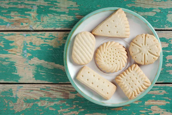 Diverse Shortbread Koekjes Een Bord Oude Groene Houten Achtergrond Bovenaanzicht — Stockfoto