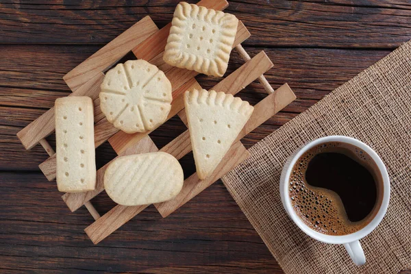 各种小面包饼干和咖啡放在乡村木桌上 俯瞰全景 — 图库照片