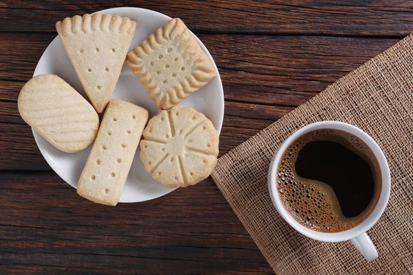 Verschiedene Shortbread Kekse Und Kaffee Auf Altem Holztisch Draufsicht — Stockfoto