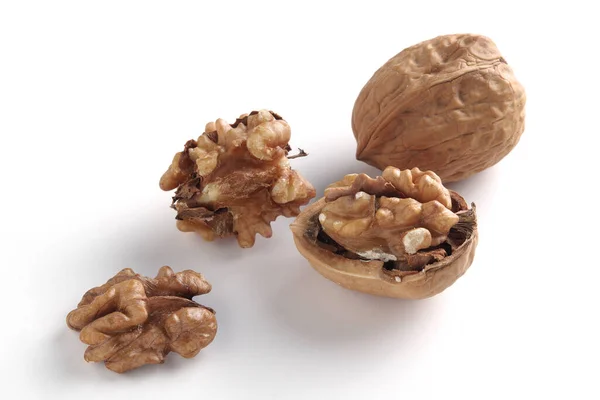 Chutné Popraskané Vlašské Ořechy Bílém Pozadí Zavřít — Stock fotografie