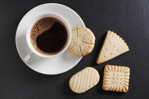 Печенье Чашка Кофе Фоне Черного Камня Вид Сверху — стоковое фото