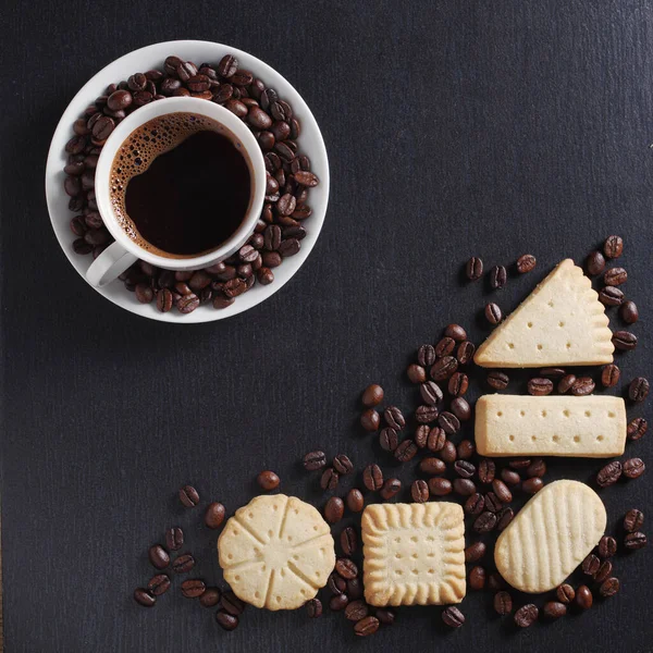 Diverse Shortbread Koekjes Kopje Koffie Zwarte Stenen Achtergrond Bovenaanzicht — Stockfoto