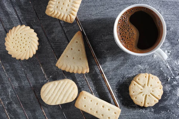 Divers Biscuits Tasse Café Sur Table Noire Avec Farine Vue — Photo